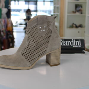 NG 5110 NERO GIARDINI<br/> <span style="font-family: 'Cormorant';font-size: 15px;">G209</span>