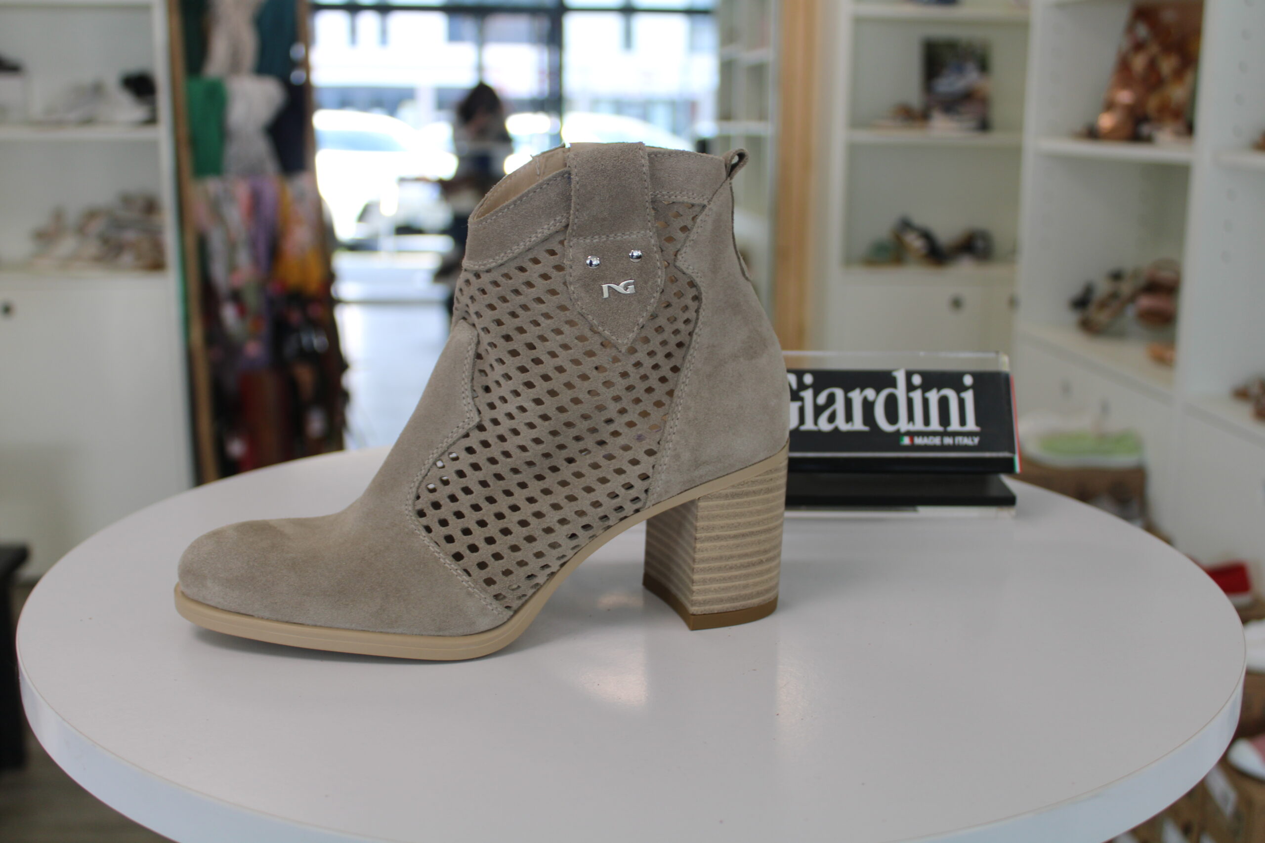 NG 5110 NERO GIARDINI<br/> <span style="font-family: 'Cormorant';font-size: 15px;">G209</span>