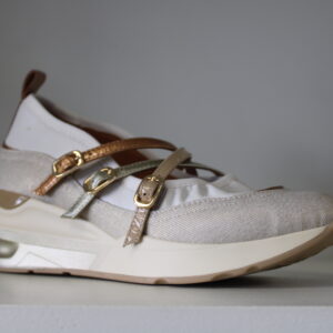 VITRO FUGITIVE <br/> <span style="font-family: 'Cormorant';font-size: 15px;">G209</span>