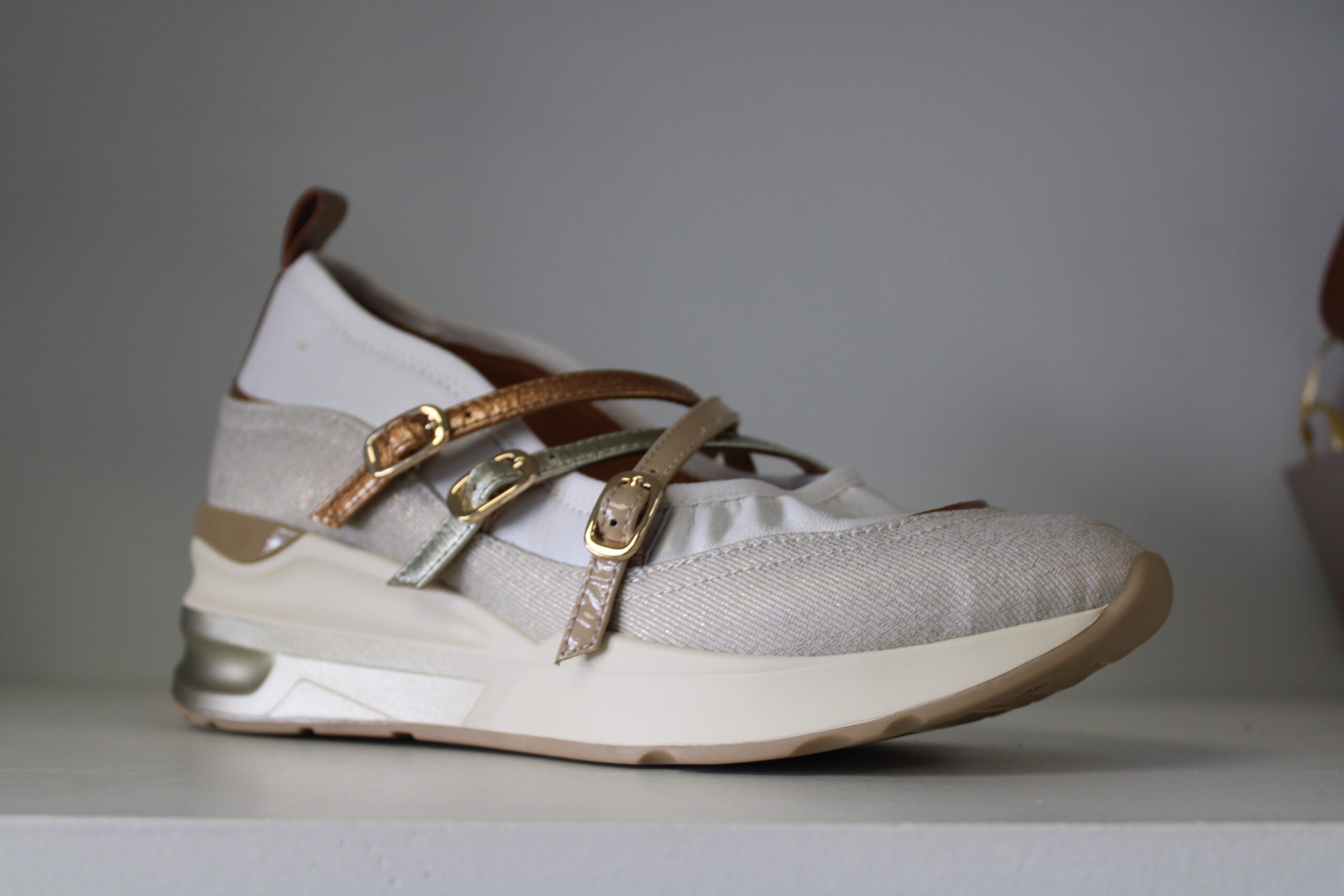 VITRO FUGITIVE <br/> <span style="font-family: 'Cormorant';font-size: 15px;">G209</span>