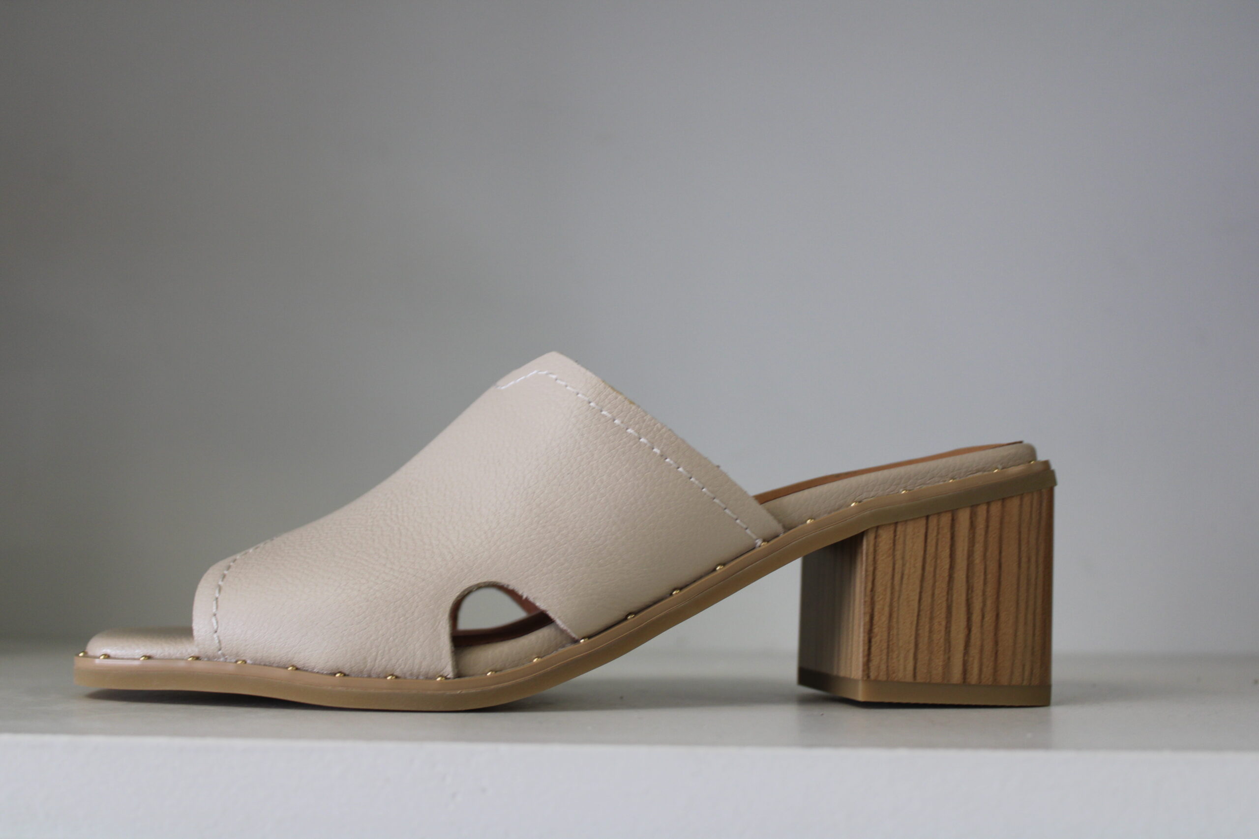 DUMEA FUGITIVE<br/> <span style="font-family: 'Cormorant';font-size: 15px;">G209</span>