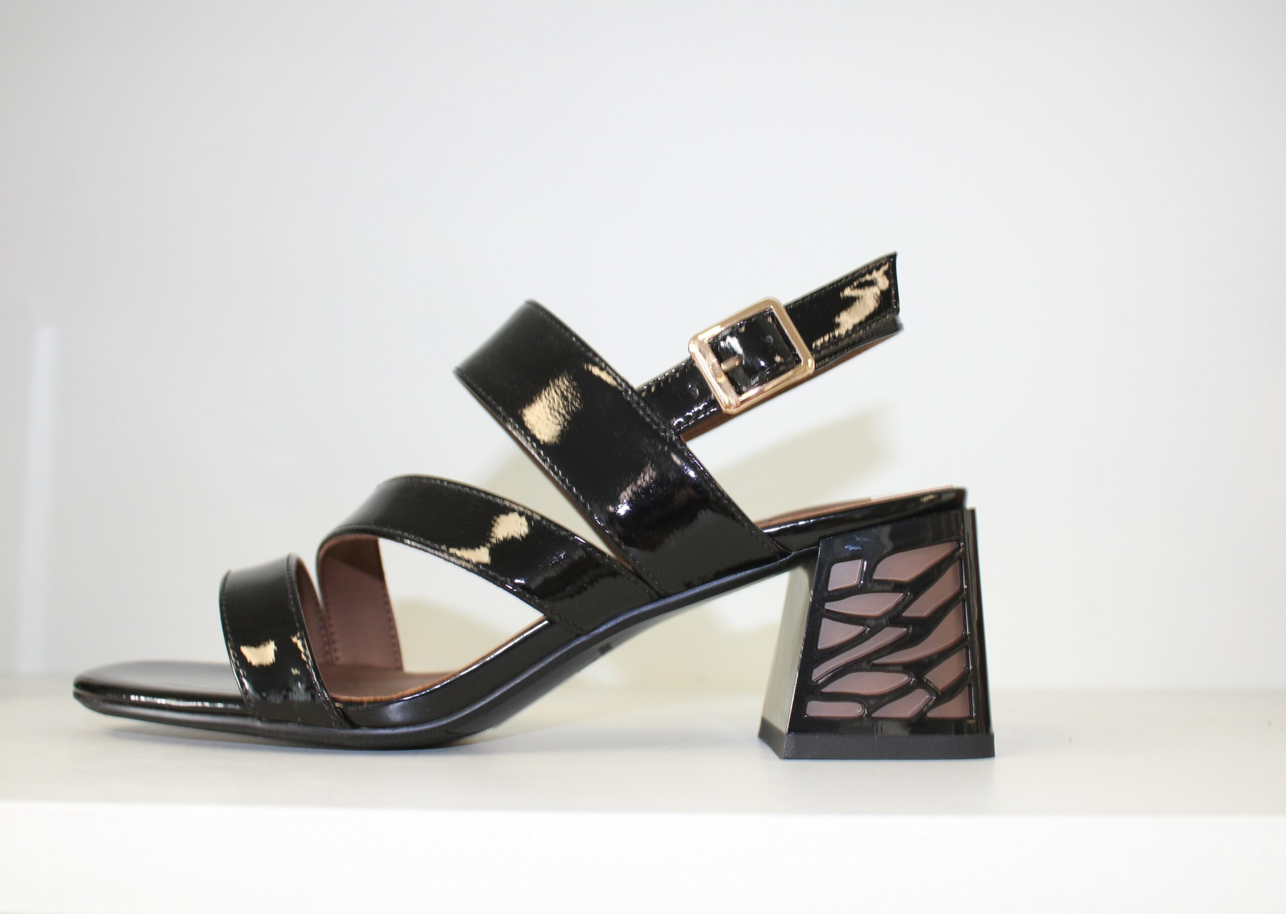 ZALVADOR METAMORPHOSE<br/> <span style="font-family: 'Cormorant';font-size: 15px;">G209</span>